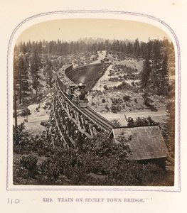 Train sur le pont de Secret Town - Thomas Houseworth