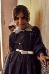 Jeune fille iranienne en robe et foulard - Thomas J. Abercrombie