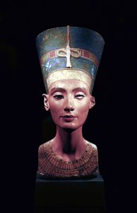 Buste de Néfertiti (c1370- c1330 av. J.-C.) Grande Épouse Royale du pharaon égyptien Akhenaton. Néfertiti et son mari étaient connus pour une révolution religieuse. Ils ont commencé à adorer un seul dieu, Aton, le disque solaire. - Thutmose Thutmose