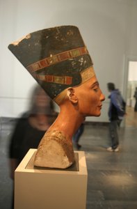 Buste de Néfertiti (c1370- c1330 av. J.-C.) Grande Épouse Royale du pharaon égyptien Akhenaton. Néfertiti et son mari étaient connus pour une révolution religieuse. Ils ont commencé à adorer un seul dieu, Aton, le disque solaire