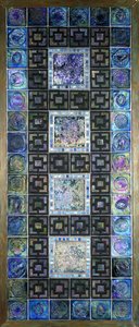 Panneau de carreaux en verre Favrile, moulé avec des fleurs et des motifs géométriques, 20e siècle