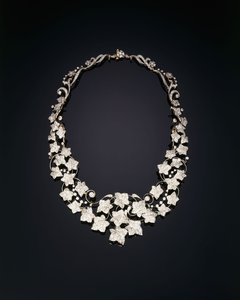 Un collier de lierre en diamants antique