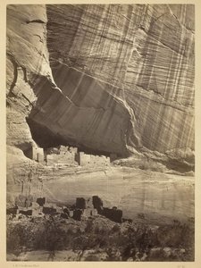 Anciennes ruines du Cañon de Chelle, N.M. Dans une niche à 15 mètres au-dessus du lit actuel du Cañon. - Timothy O