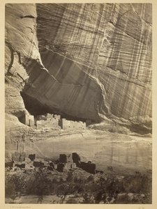 Anciennes ruines du Cañon de Chelle, N.M. Dans une niche à 15 mètres au-dessus du lit actuel du Cañon.
