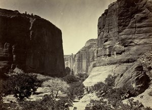 Tête du Cañon de Chelle, en regardant vers le bas. Murs d