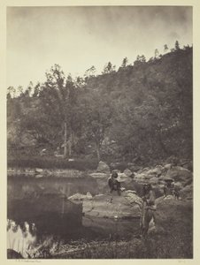 Vue sur le lac Apache, Sierra Blanca Range, Arizona, deux scouts apaches au premier plan - Timothy O