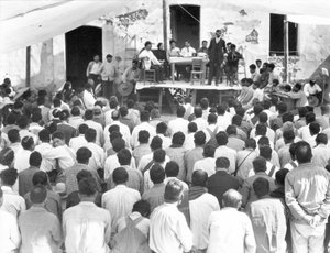Réunion des Campesinos : À la table Xavier Guerrero et Julio Antonio Mella, Jalapa, Mexique, 1927 - Tina Modotti