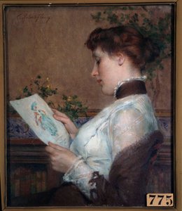 Une femme admirant un dessin