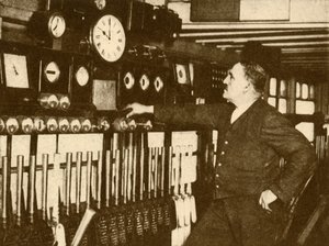 Enregistrement du signal horaire quotidien à la gare de Liverpool Street, London and North Eastern Railway, 1930 - Topical Press Agency