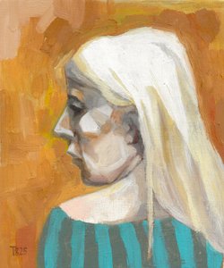 Une femme blonde pensive