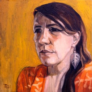 Femme pensive en orange