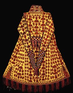 Une robe cérémonielle de femme mariée en soie jaune avec des colonnes de tulipes et d