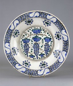 Un plat en céramique d