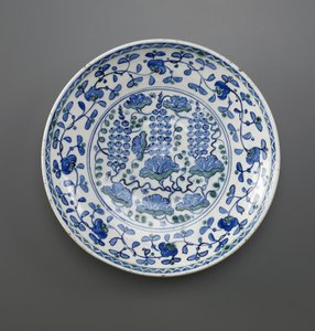 Plat avec motif de raisin, Iznik, dynastie ottomane