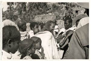 Hommes, femmes et enfants à Axum, Éthiopie, photographie d
