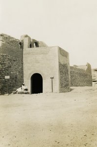 Monastère de Saint-Siméon, vue de la porte et de la tour orientale, Assouan, Egypte, photographie d