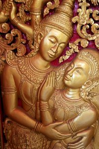Temple bouddhiste Wat Ong Teu. Sculpture de porte représentant une scène du Ramayana