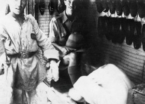 Un Officier Britannique dans une Boutique de Chaussures, Bagdad, Mésopotamie, Première Guerre Mondiale, 1918