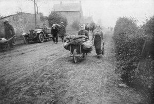 Un soldat britannique aidant une femme à retourner dans son village, France, 1918