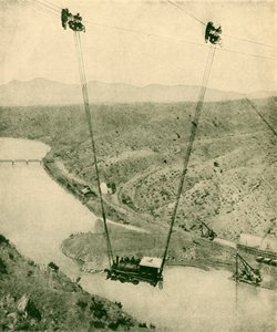 Une machine de chantier traversant un canyon, Rio Grande, Nouveau-Mexique, 1930 - Unbekannt