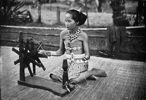 Une fille Dayak à son rouet - Unbekannt