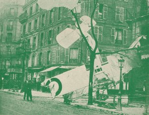 Un avion français descend dans une rue de Paris, vers 1917 1919 - Unbekannt