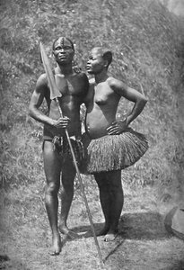 Un guerrier Mulolo Congo et sa femme des régions centrales du Congo, 1902 - Unbekannt
