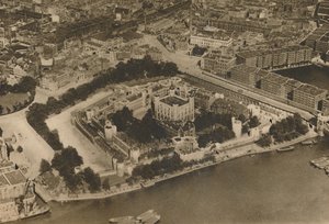 Vue de sa forteresse inimaginée par Guillaume le Conquérant : La Tour vue du ciel, vers 1935