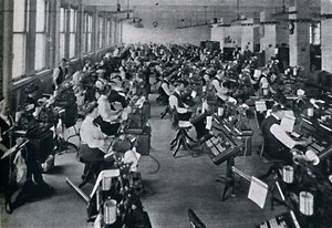 Vue de la plus grande batterie de machines à composer au monde, 1916 - Unbekannt