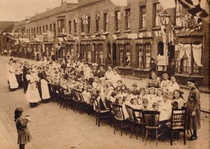 Fête de thé pour enfants dans une rue de l