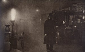 Un agent de la circulation dirigeant le trafic dans le brouillard, Londres, vers 1910-1920 - Unbekannt