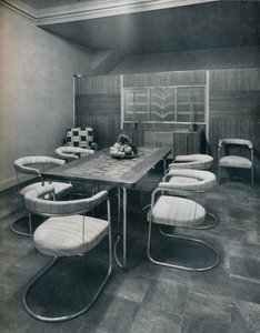 Une salle à manger, avec table et chaises en tube d