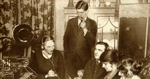Une famille écoutant les résultats des élections générales de 1923, 1935 - Unbekannt