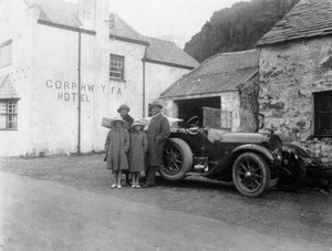 Une famille à côté de leur voiture, hôtel Gorphwysfa, nord du Pays de Galles, années 1920-1930