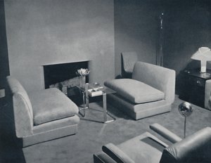 Un groupe au coin du feu dans un salon conçu par Russel Wright, 1935 - Unbekannt