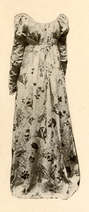 Une robe en chintz glacé buff, portée par Madame Chevalier, vers 1795, 1937