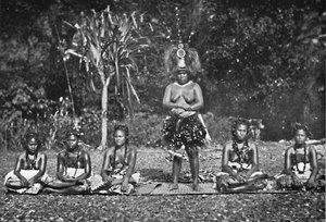 Un groupe de femmes samoanes dansant en costume complet, 1902 - Unbekannt