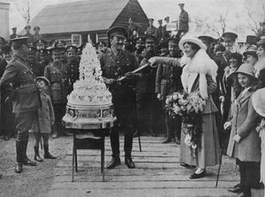 Un mariage kaki : Découpe du gâteau de mariage avec l