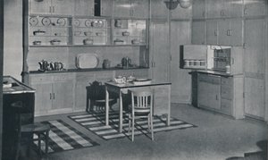 Une cuisine aménagée et équipée par Heal & Son, Ltd. de Londres, 1942