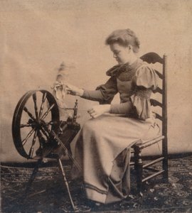Une dame à un rouet vers 1900