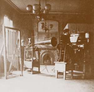 Une pianiste au premier studio d
