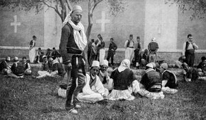Réunion de montagnards Mirdite et de leurs compatriotes de la ville devant une cathédrale de Scutari, Turquie, 1922 - Unbekannt