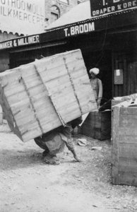 Un porteur soulevant une lourde charge, Chakrata, Inde, 1917