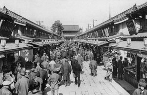 Une rangée de boutiques à Asakusa, Tokyo, 20ème siècle - Unbekannt