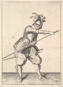 Un soldat glissant sa main droite le long de la pique d