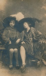 Photographie de studio de deux dames, vers 1910 - Unbekannt