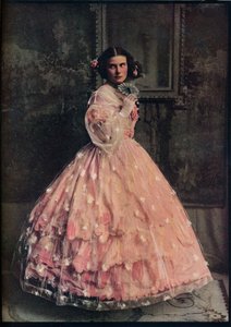 Robe de bal à trois volants en soie rose, avec sur-robe en gaze fleurie blanche, 1850-60, vers 1913 - Unbekannt
