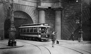 Un tram passant sous Kingsway, Aldwych et Somerset House, Londres, 1926-1927 - Unbekannt