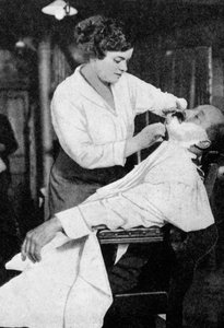 Une femme barbier, 1917