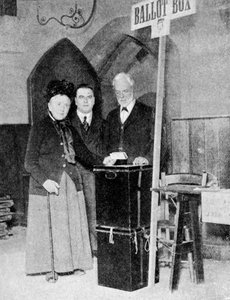 Une femme enregistrant son vote à l